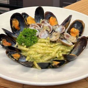 Trofie con cozze, vongole, crema di zucchine e pecorino