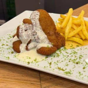 Filetto di Maialino fritto con fonduta al gorgonzola e patate fritte crispers