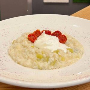 Riso carnaroli con porri di Cervere, burrata e pomodorini confit