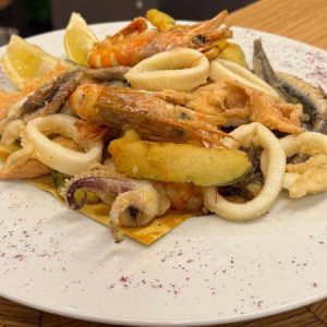 Frittura mista di pesce con maionese al lime e zucchine in pastella