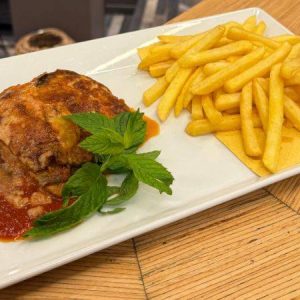 Parmigiana di melanzane al forno con patate fritte