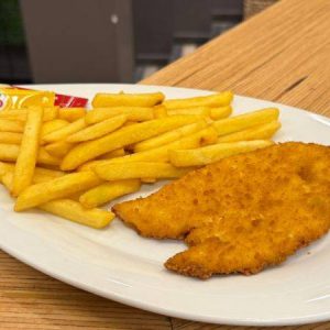 Cotoletta di pollo impanata con patate fritte