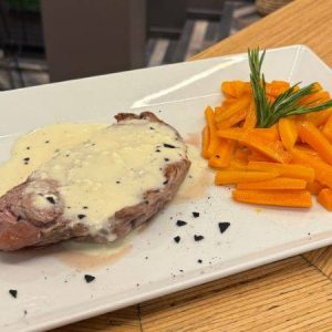 Filetto di Vitello Piemontese con crema al Castelmagno e verdure cotte