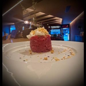 Battuta al coltello con crema all' aj d’caraj e croccante all’aglio