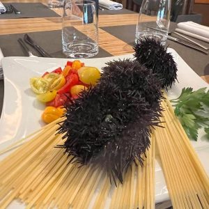 Spaghetti ai ricci di mare acqua dí pomodoro e prezzemolo